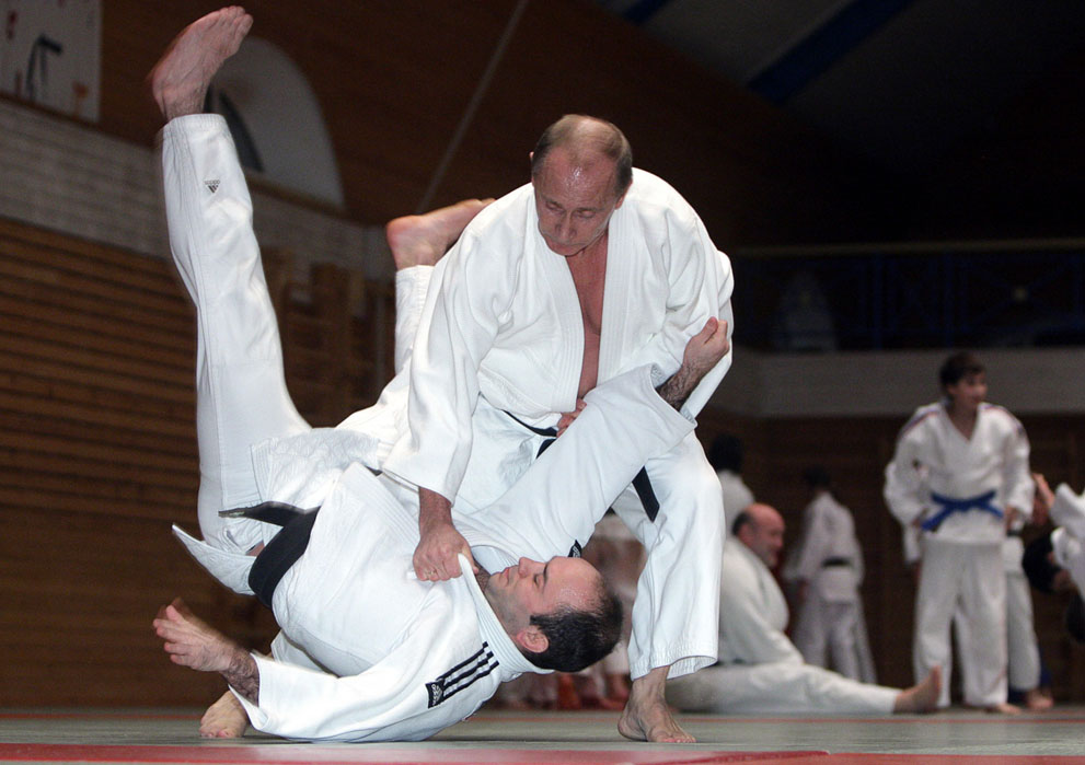 Путин проводит тренировку по дзюдо в спортшколе в Санкт-Петербурге, 18 декабря 2009 (Алексей Дружинин)